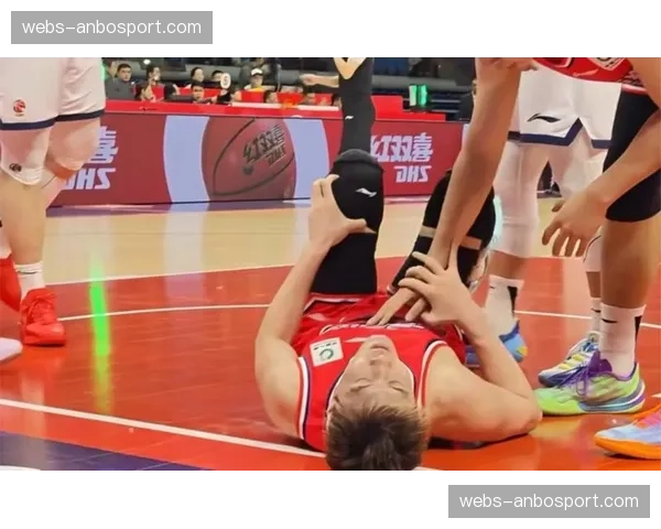 突发:阿根廷男排主力接应利马在比赛中肩部受伤,被担架抬离场地 突发:阿根廷男排主力接应利马在比赛中肩部受伤,被担架抬离场地